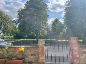 Lovely 2 bedroom house overlooking park, Free parking